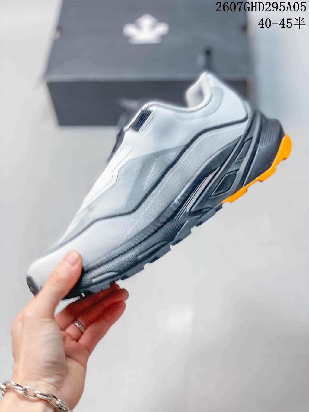 Descente Fitstep Wire Training Sneakers in White Gray 2607GHD295A05 - product image from the listing.