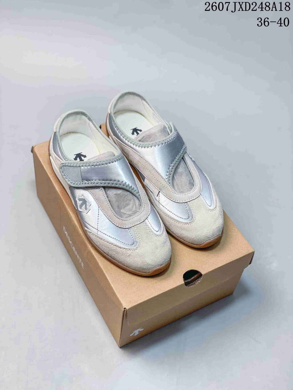 DESCENTE EDGE COURT RETRO Low-Top Sneakers in Silver White - product image from the listing.
