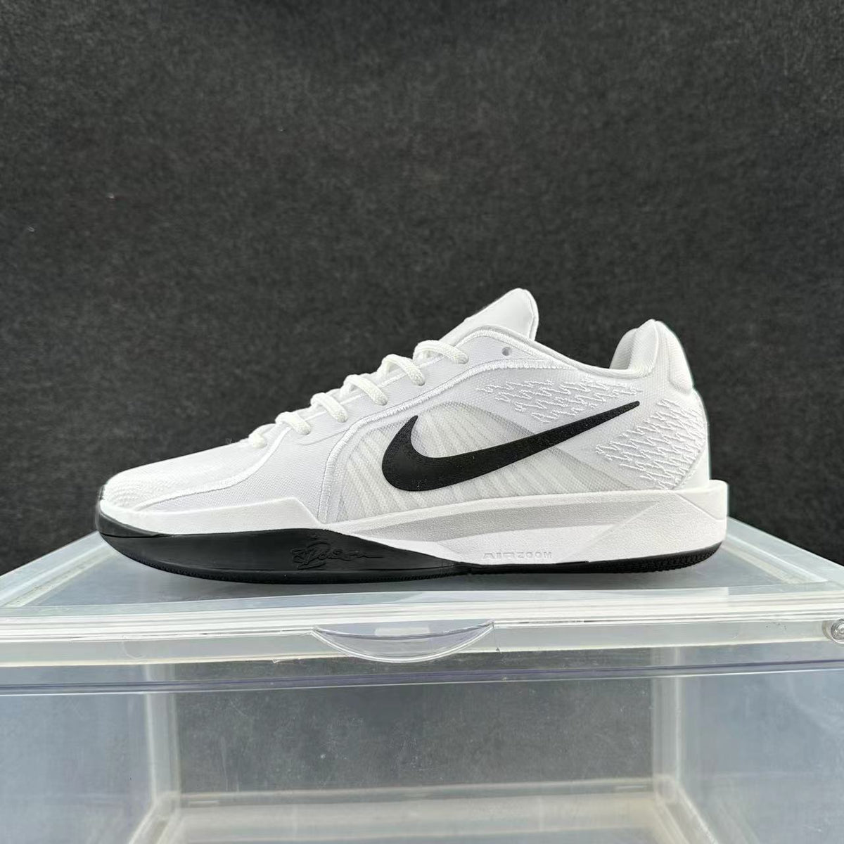 Nike Low-Top Sneakers in White and Black - product image from the listing.