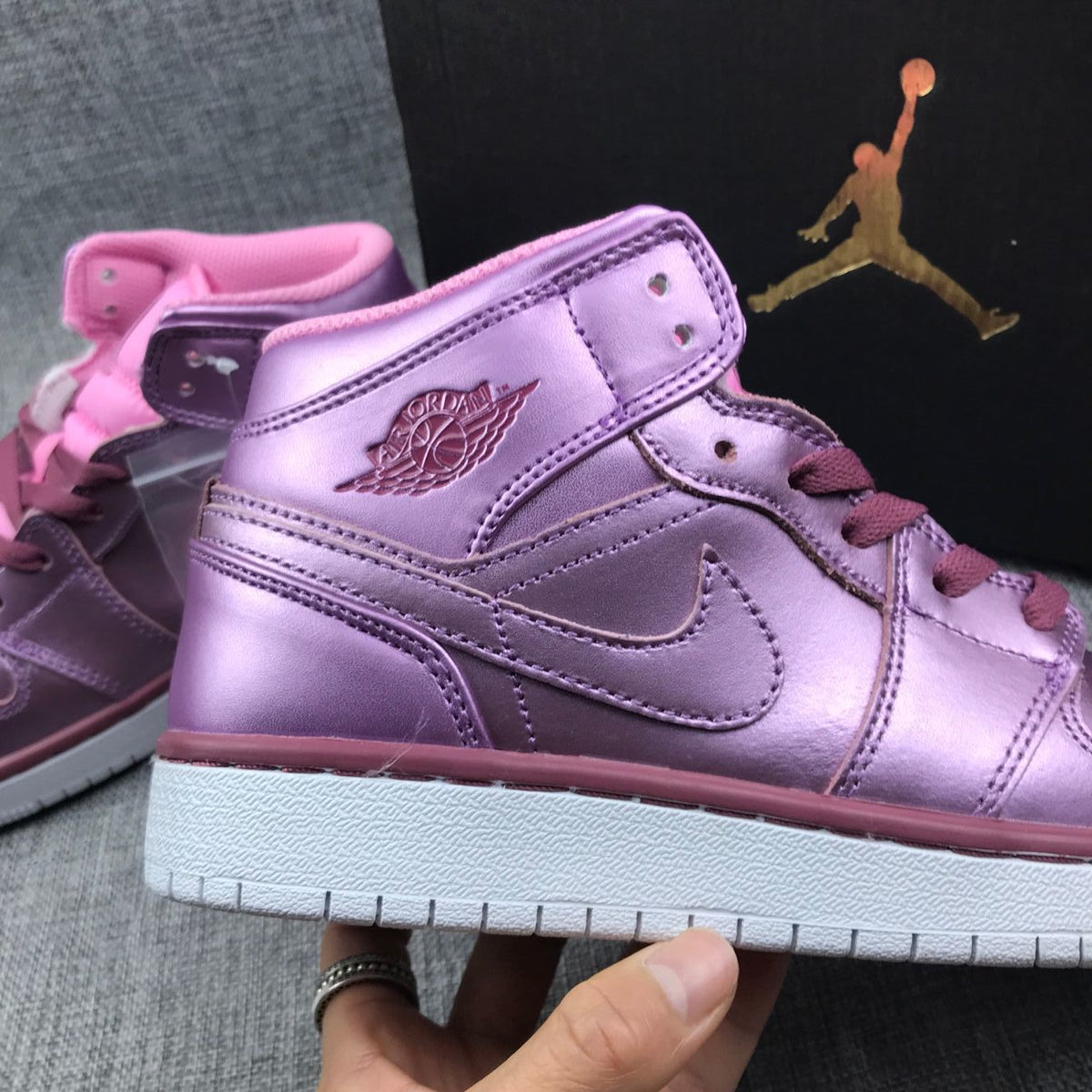 Sneakers Pink Rose - Jordan 1 Mid AV5174-640 - product image from the listing.