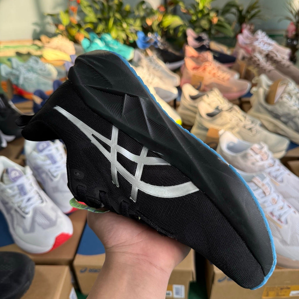 ASICS Novablast 5 LE Running Shoes in Black Silver - product image from the listing.