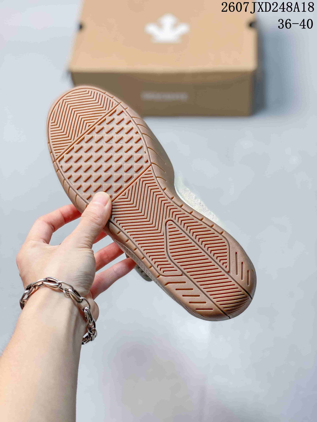 DESCENTE EDGE COURT RETRO Low-Top Sneakers in Silver White - product image from the listing.
