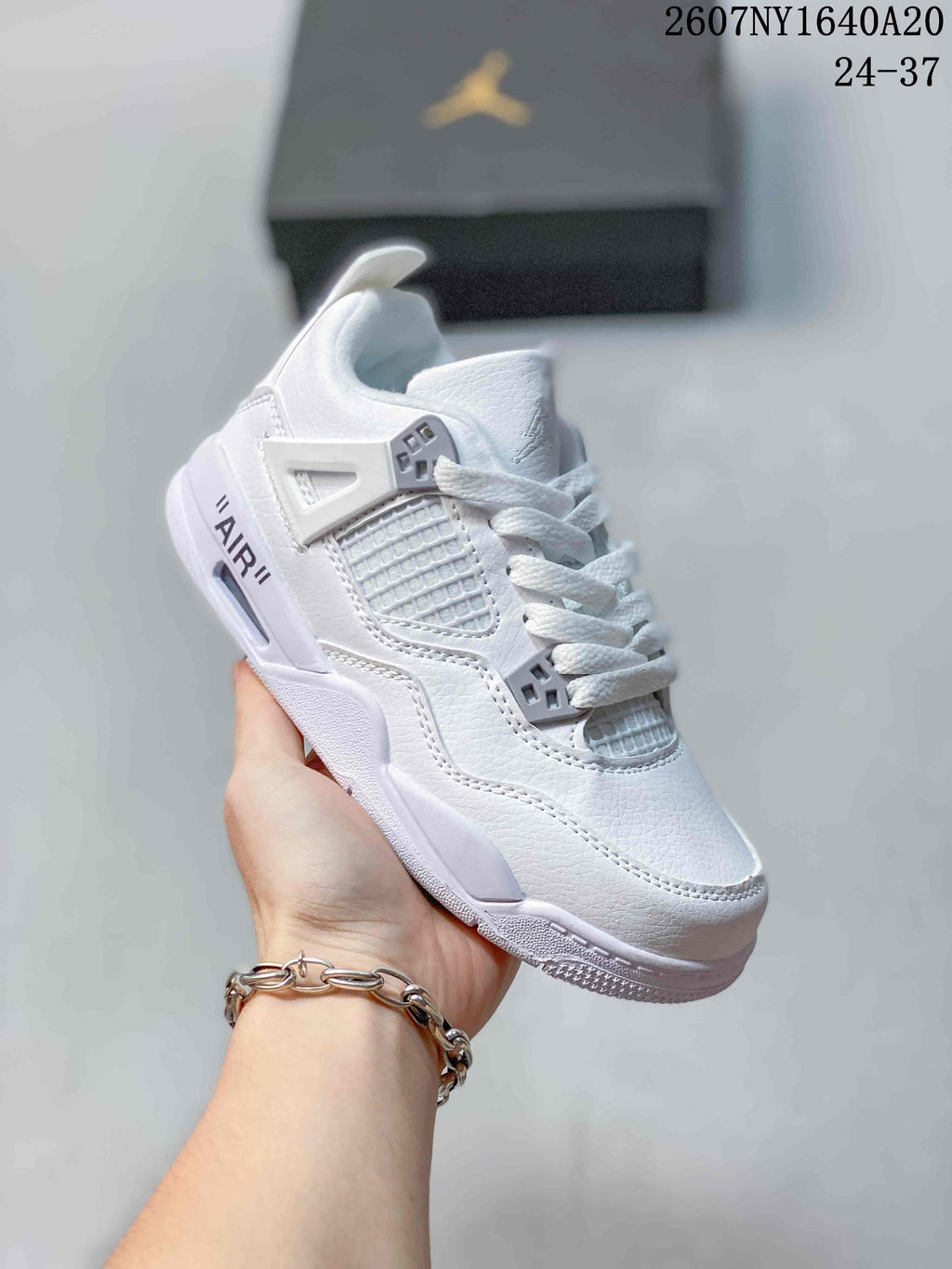 Jordan White Low-Cut Kids Basketball Sneakers 2607NY1640A20 - product image from the listing.