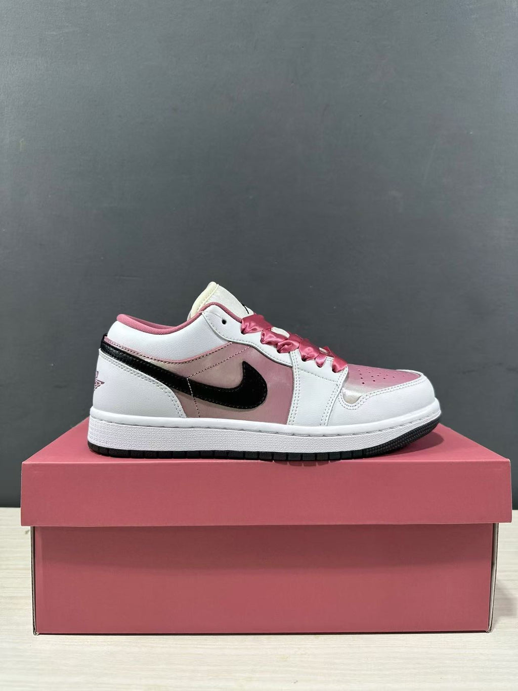 Air Jordan 1 Low SE Pink White Sneakers LO0668-100 - product image from the listing.