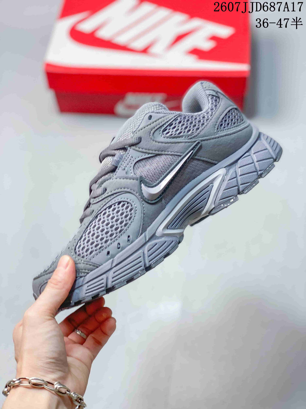 Nike V5 RNR Gray Mesh Low-Cut Sneakers JD687A17 - product image from the listing.