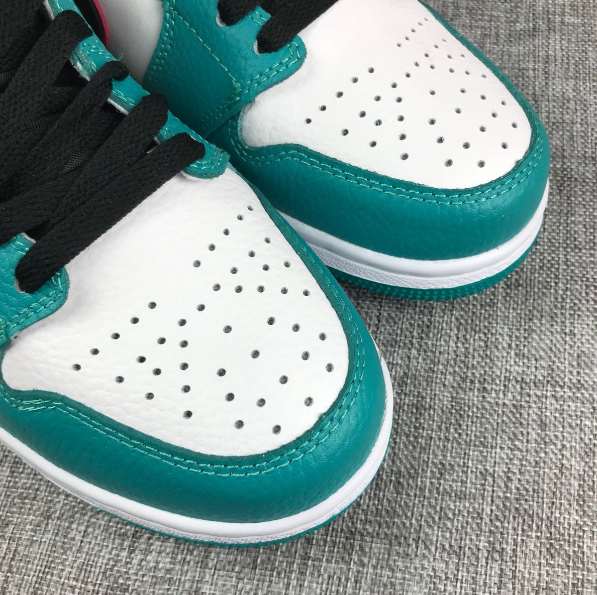 South Coast Toes Sneakers - Air Jordan 1 Retro High OG - product image from the listing.