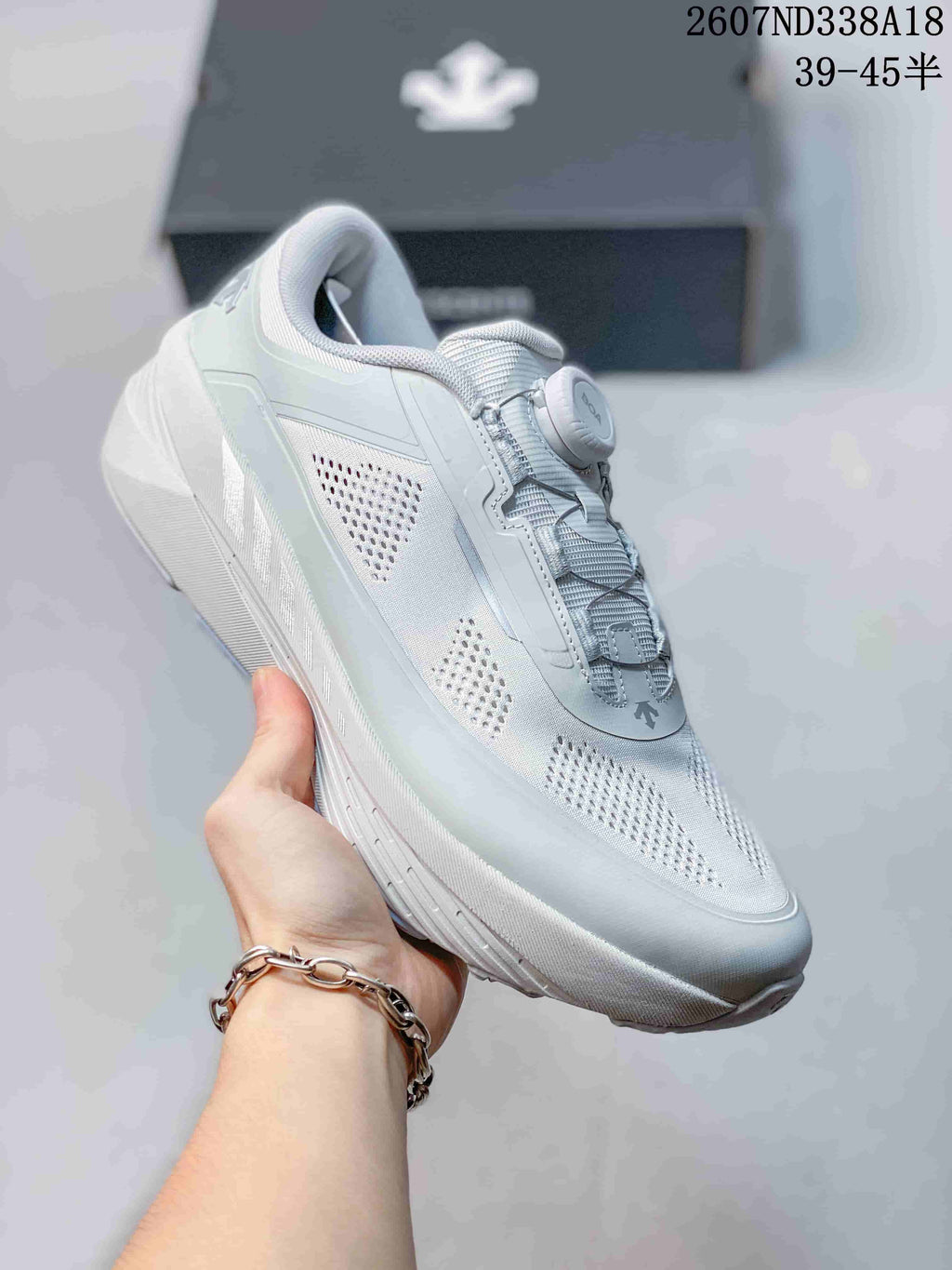 Descente D.F. Wire 3.0 White BOA Sneakers for Running - product image from the listing.