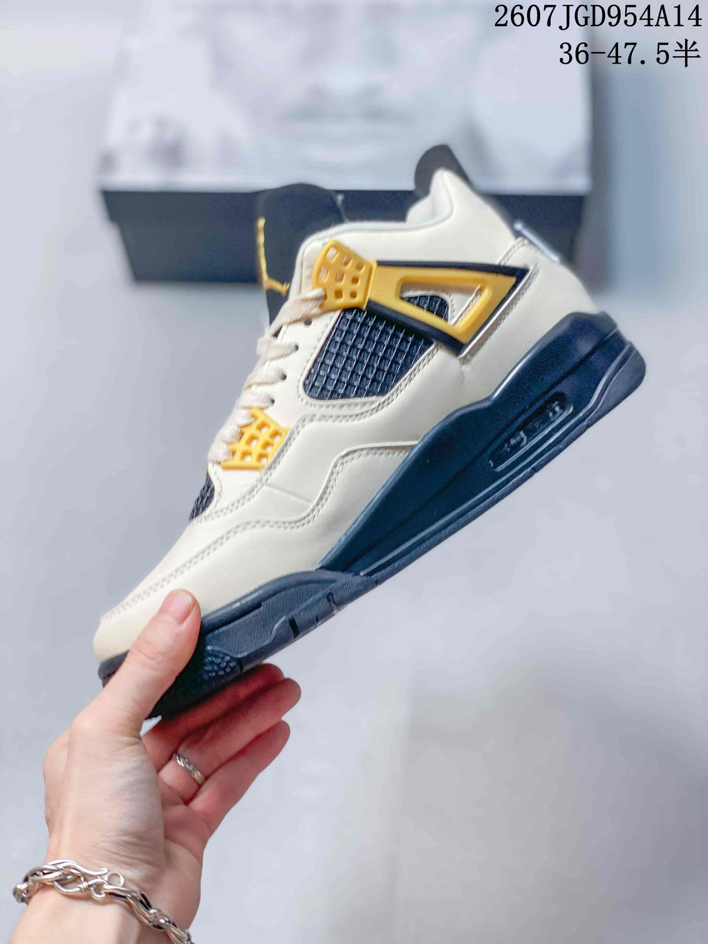 Air Jordan 4 Retro Sneakers Off-White - product image from the listing.