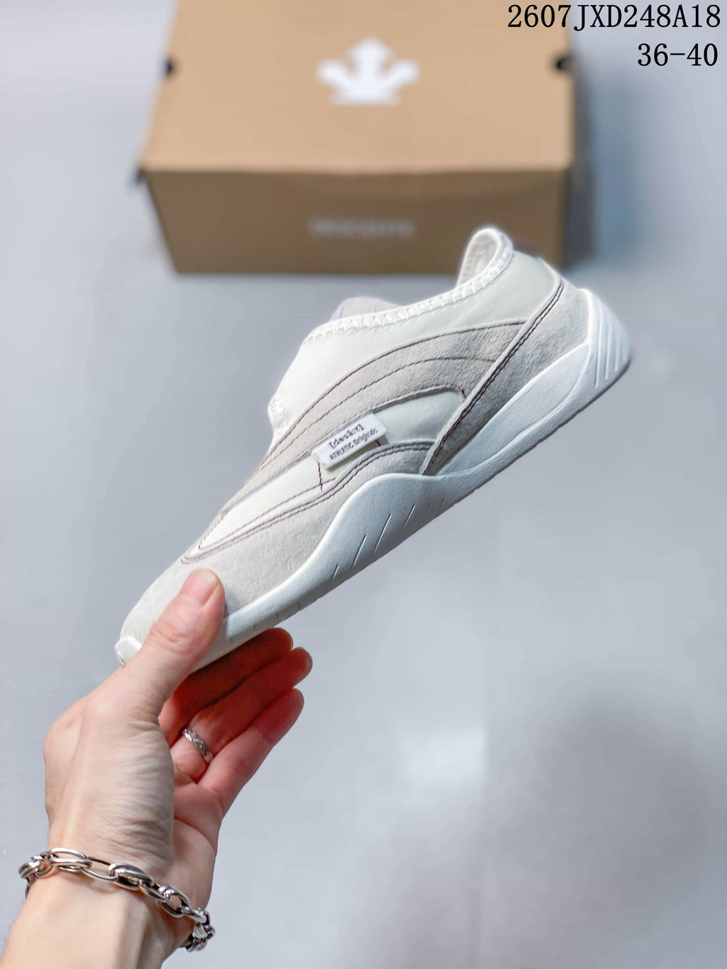 Descente Edge Court Retro Low-Top Sneakers in White SP323LSN82 - product image from the listing.