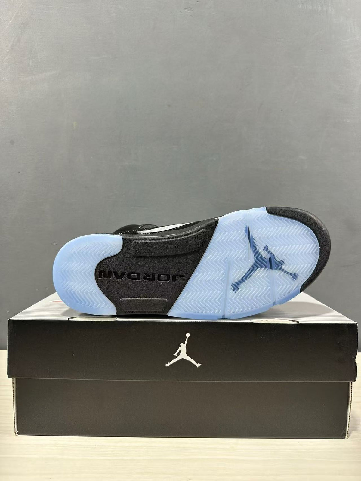 Air Jordan 5 Retro Black University Blue DD0587-008 - product image from the listing.