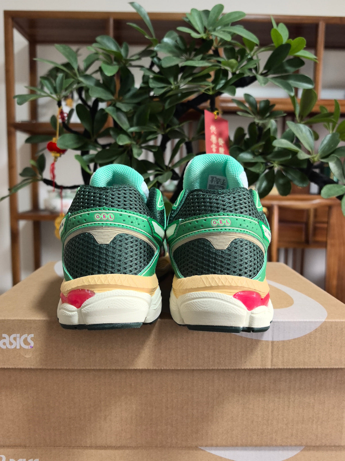 ASICS GEL-Cumulus 16 Sneakers in Green and White - product image from the listing.