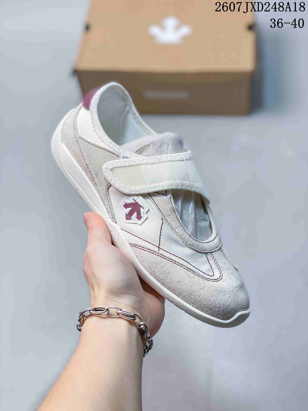 Descente Edge Court Retro Low-Top Sneakers in White SP323LSN82 - product image from the listing.