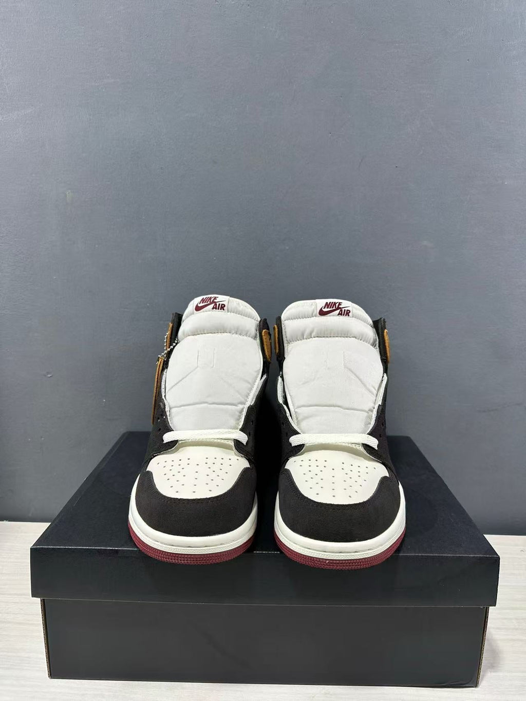 Air Jordan 1 High OG Cacao Wow Sand Drift DZ5485-201 - product image from the listing.