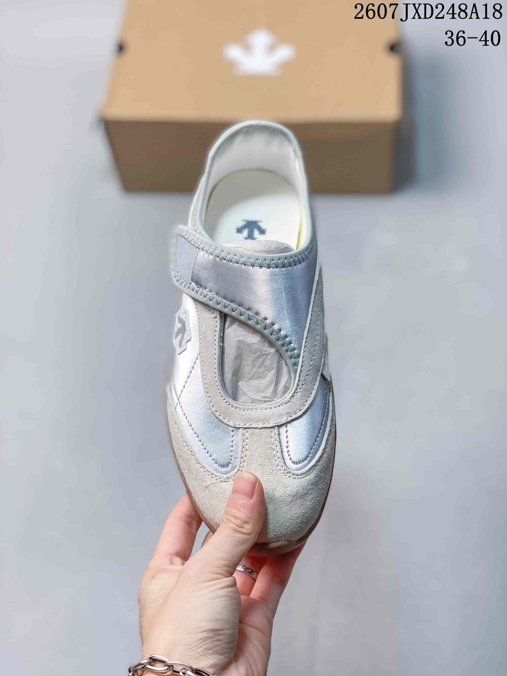 DESCENTE EDGE COURT RETRO Low-Top Sneakers in Silver White - product image from the listing.