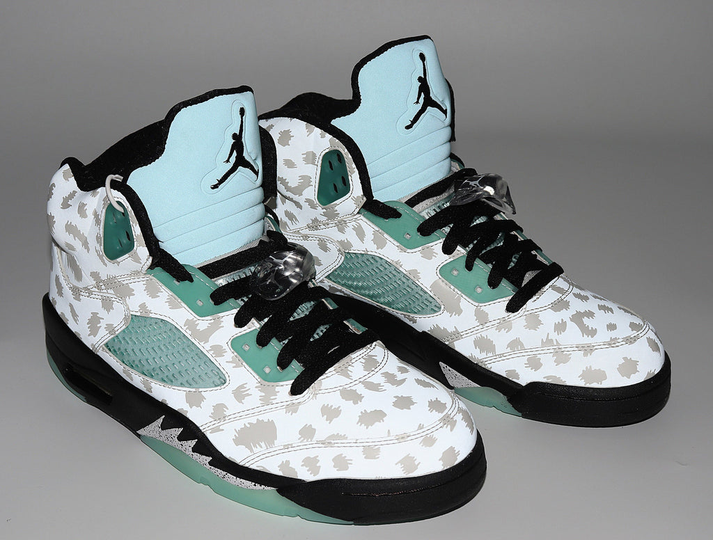 Jordan 4 Retro Sneakers in White and Mint CN2932-100 - product image from the listing.