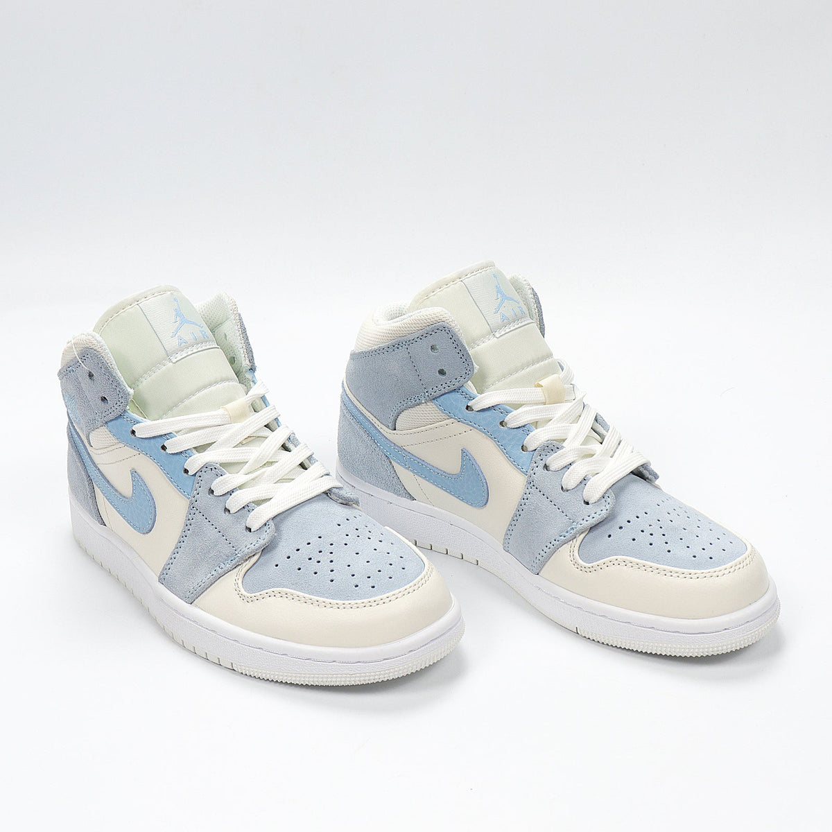 Jordan 1 Mid SE Paris Sneakers in Blue DA4666-100 - product image from the listing.