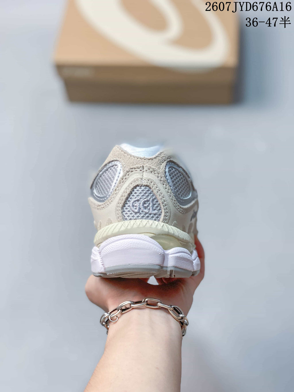 ASICS GEL-NYC Sneakers in Gray Cream 2607JYD676A16 - product image from the listing.