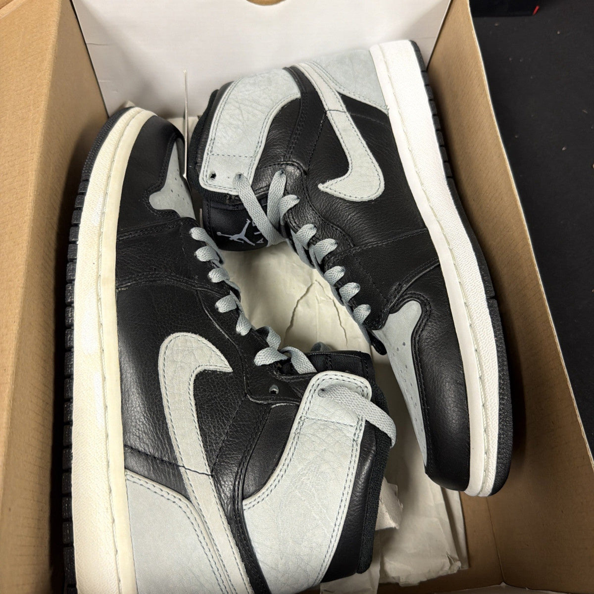 "Shadow" Air Jordan 1 Retro High OG 2018 Size 8.5 DS NEW 555088-013 - product image from the listing.