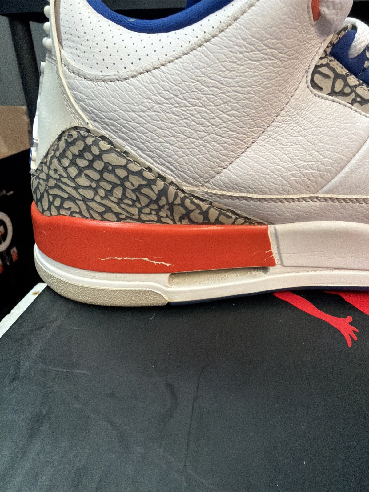 "KNICKS" Air Jordan 3 Retro 2019 - Size 13 - 136064 148 (10307-312) Pre-owned - product image from the listing.