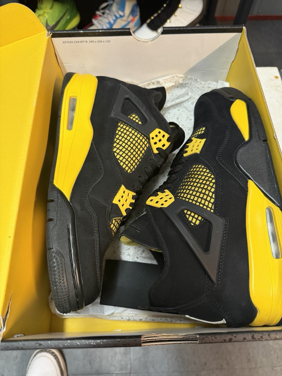 Jordan 4 Retro Mid Thunder - Size 10.5 - product image from the listing.