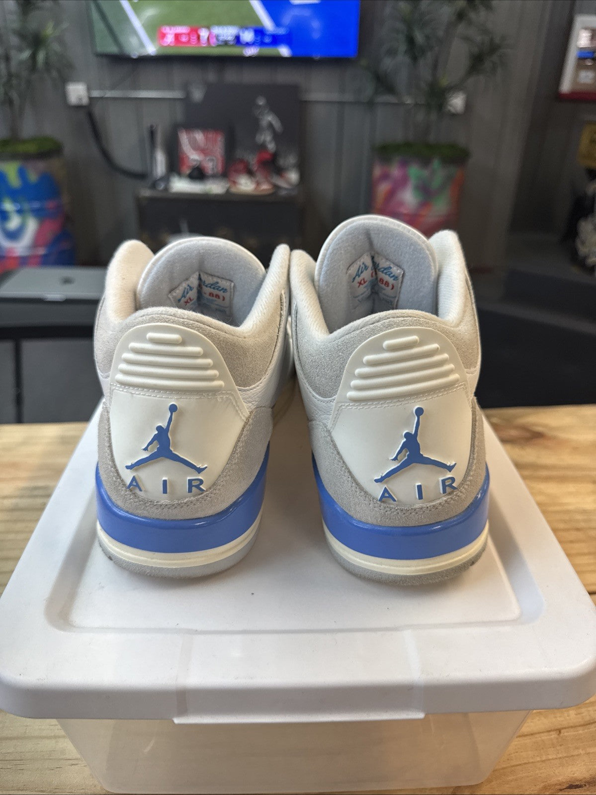 Jordan 3 Retro | Replacement Box - Size 9.5 - product image from the listing.