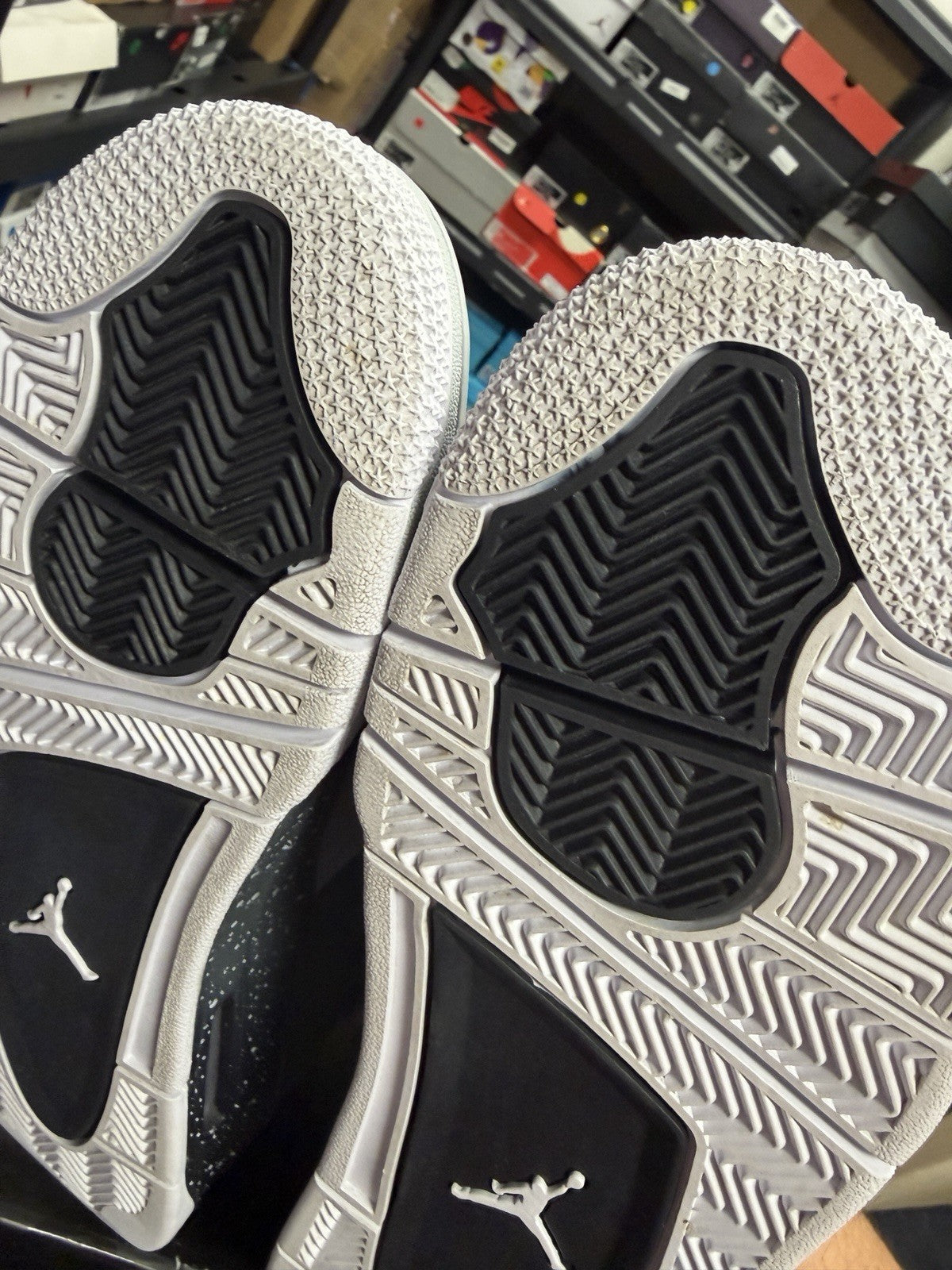 VNDS - Nike Air Jordan 4 Retro 2024 Fear (SIZE 9) - product image from the listing.