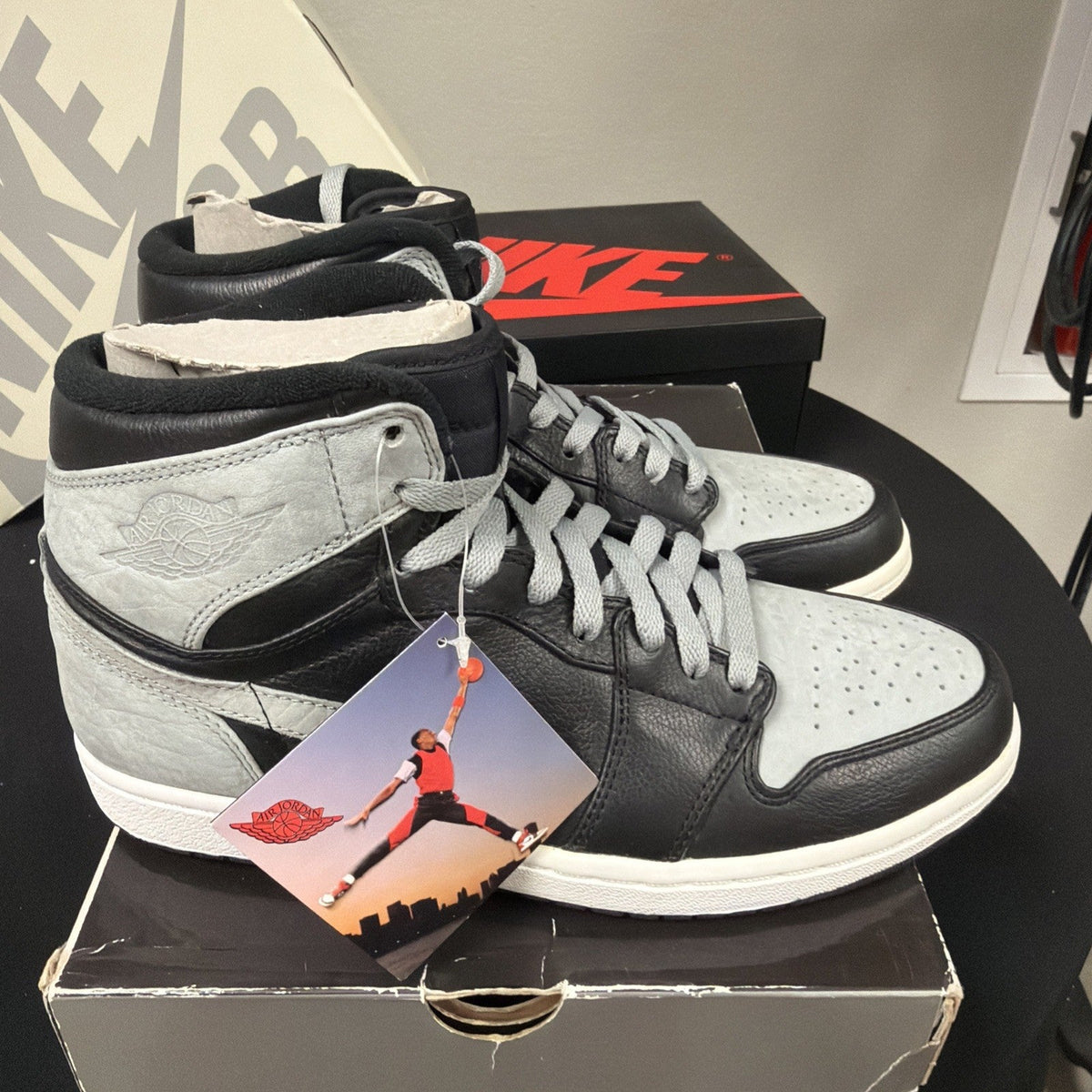 "Shadow" Air Jordan 1 Retro High OG 2018 Size 8.5 DS NEW 555088-013 - product image from the listing.
