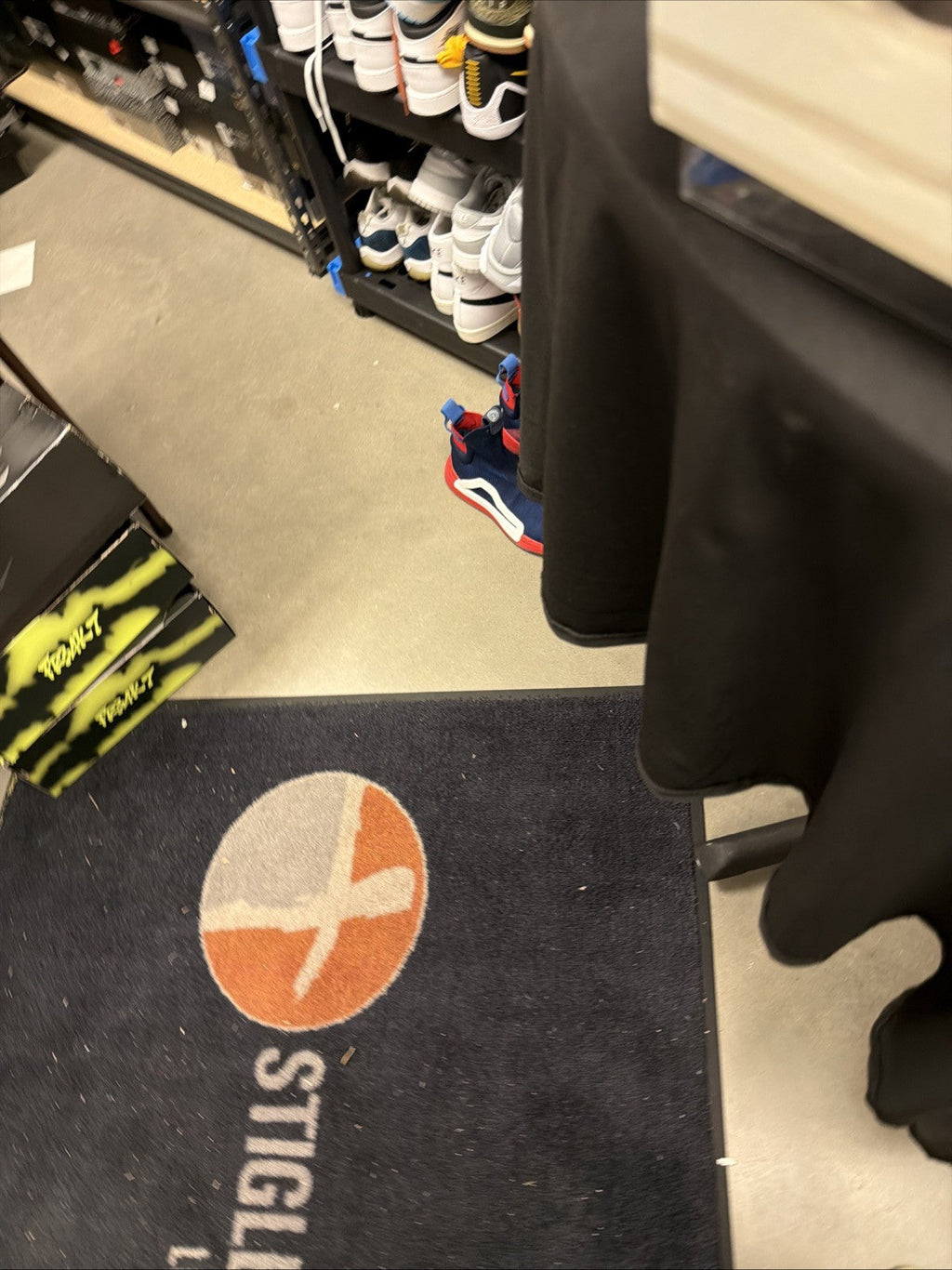 Off-White x Air Jordan 2 Retro SP Low Black Varsity Royal DJ4375 004 Size 9 Used - product image from the listing.