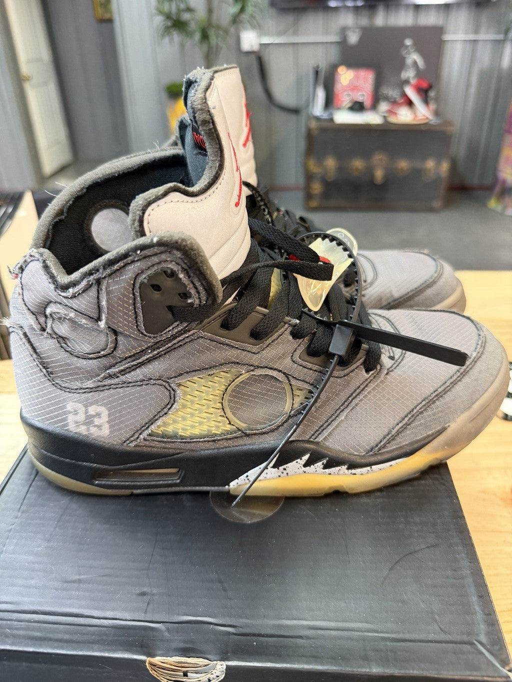 Off-White Muslin, Size 8, Pre-Owned - Jordan 5 Retro - product image from the listing.