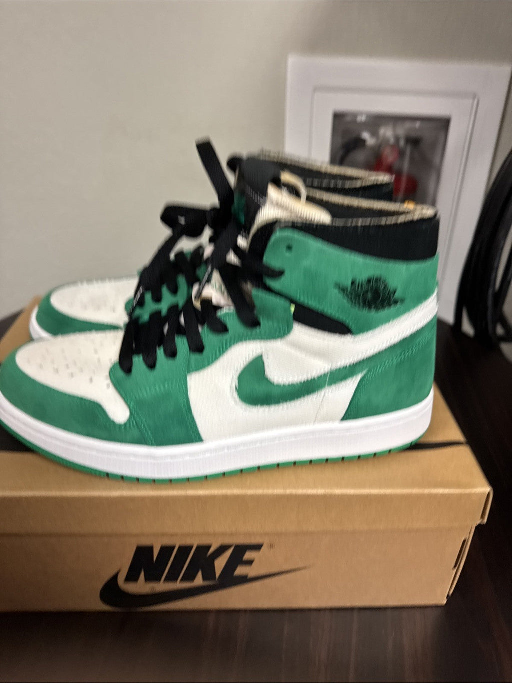 Men's SIZE 10 - AIR JORDAN 1 ZOOM CMFT STADIUM GREEN SHOES - product image from the listing.