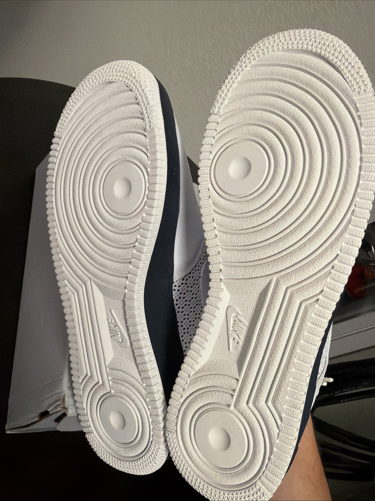 "White Obsidian" Nike Air Force 1 '07 White Navy Size 9.5 315122-991 2008 - product image from the listing.
