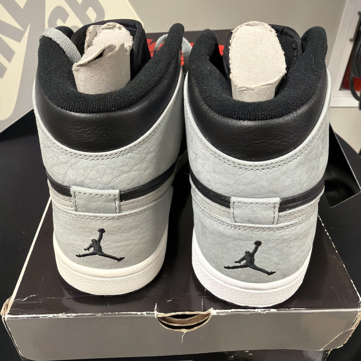 "Shadow" Air Jordan 1 Retro High OG 2018 Size 8.5 DS NEW 555088-013 - product image from the listing.