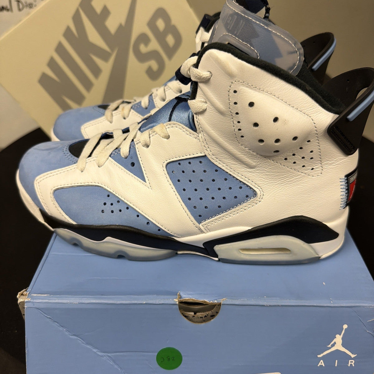 Men's Nike Air Jordan 6 Retro University Blue White Black Size 9 CT8529 410 - product image from the listing.