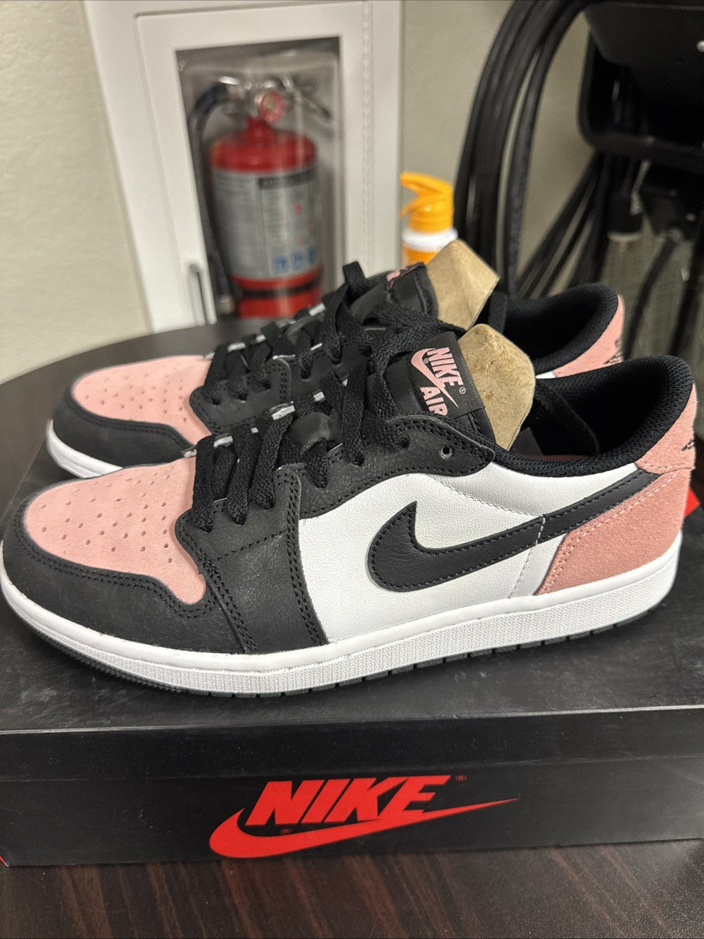 Jordan 1 Low OG Bleached Coral - Size 9.5 - product image from the listing.
