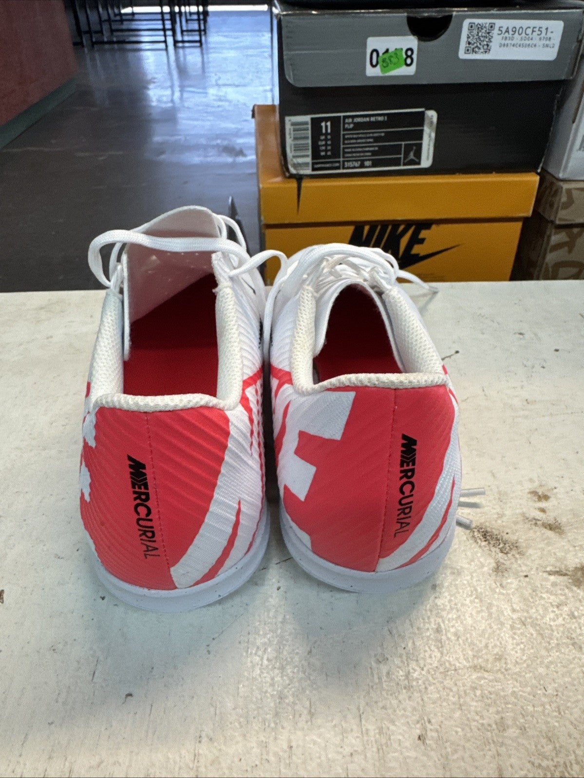 Nike Vapor 15 Club IC | Replacement Box - Size 5.5 - product image from the listing.