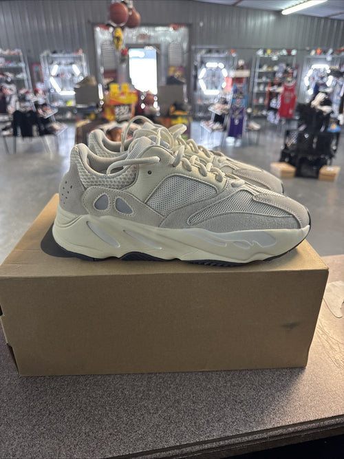 "analog" Size 11 - Adidas Yeezy Boost 700 - product image from the listing.