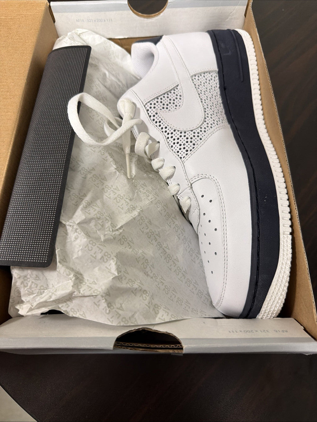 "White Obsidian" Nike Air Force 1 '07 White Navy Size 9.5 315122-991 2008 - product image from the listing.