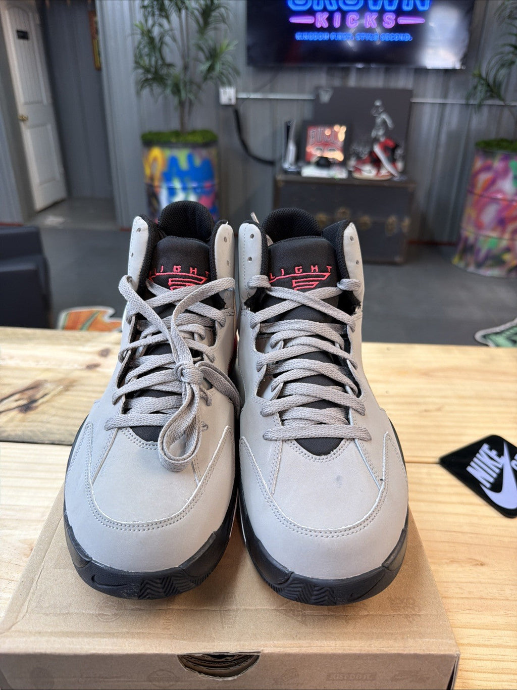 Men's Nike Air Maestro Flight Pippen 472499-060 Size 9…. 2012 Shoes - product image from the listing.