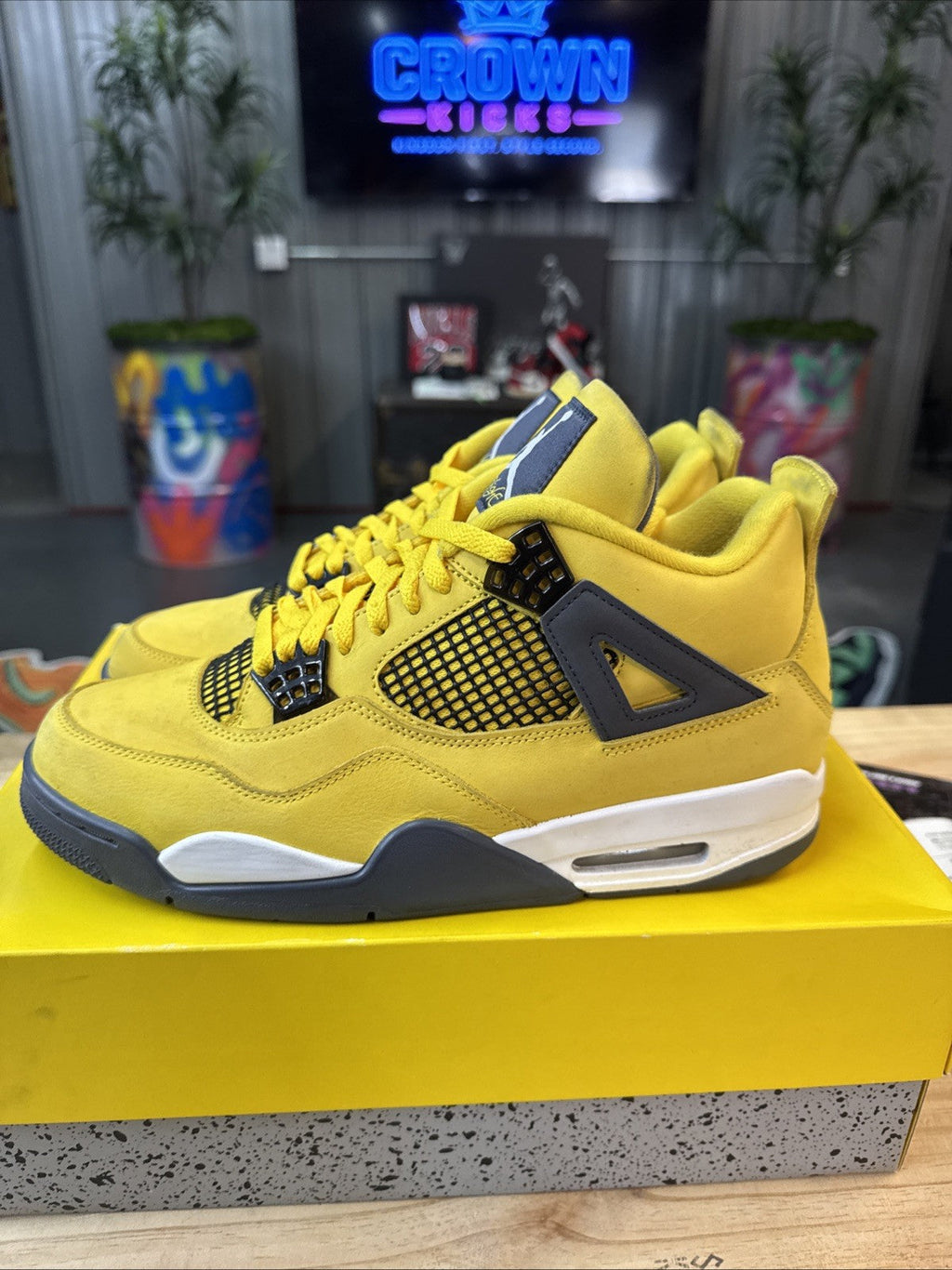 Jordan 4 Retro Mid Lightning - Size 10.5 - product image from the listing.