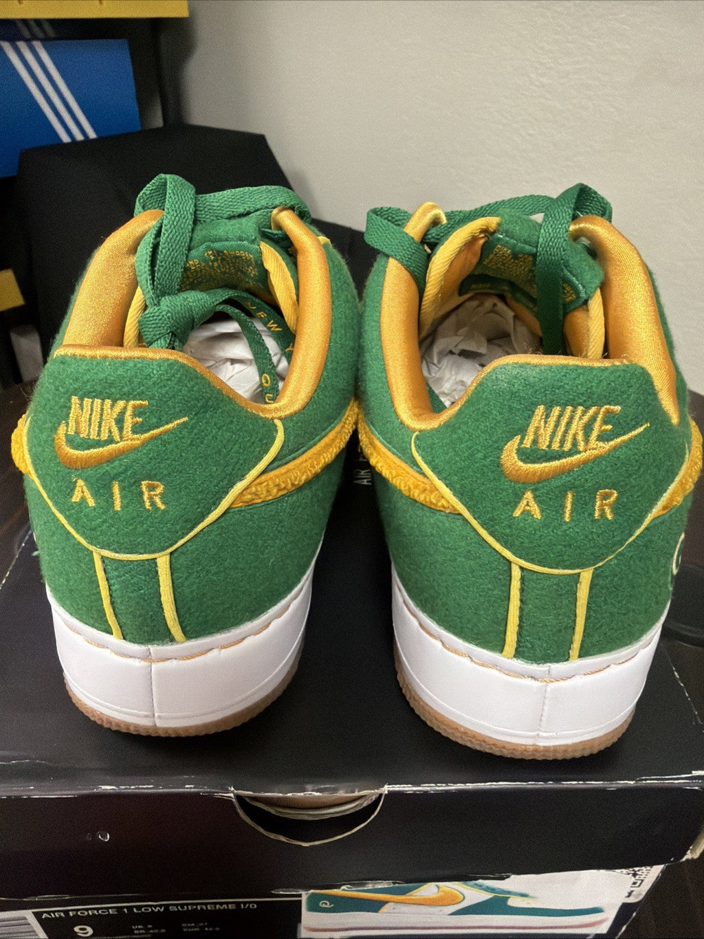 QUEENS AIR FORCE ONE *LIMITED EDITION**CLARK KENT Trainers* - product image from the listing.