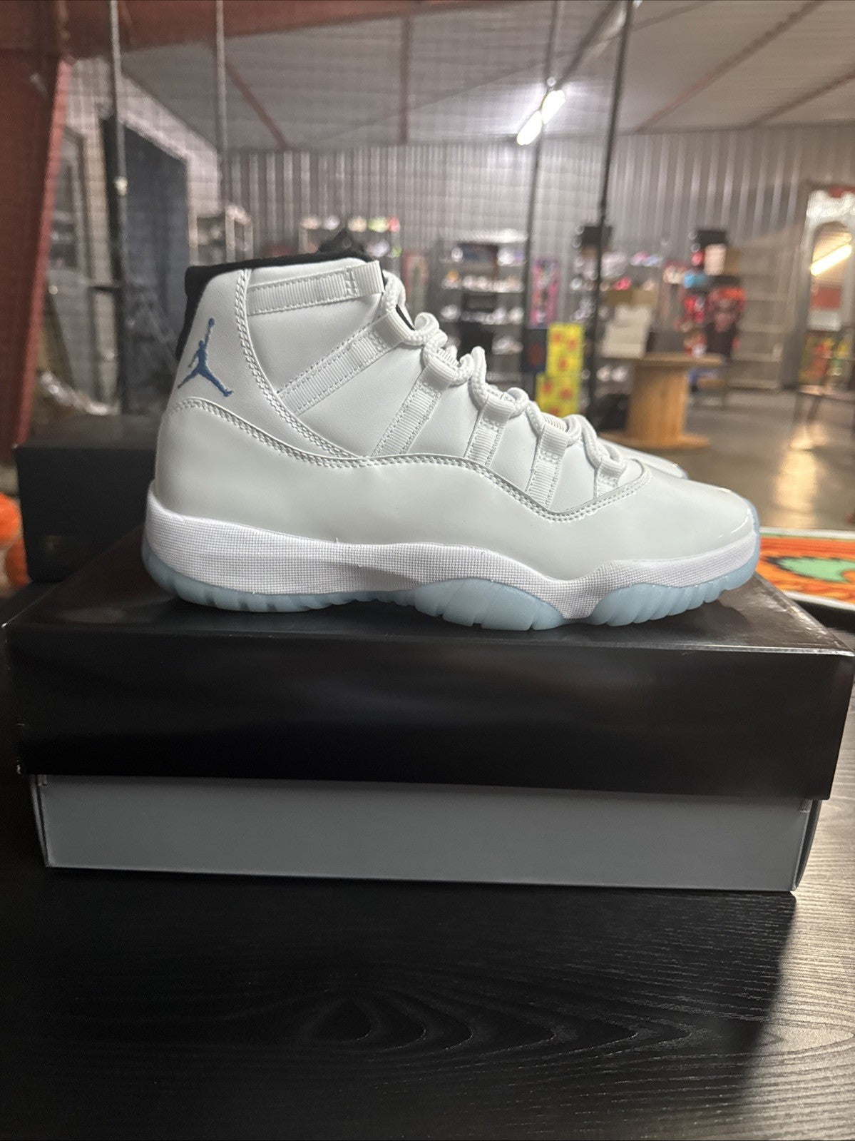 "LEGEND BLUE" Size 8.5 - Air Jordan 11 Retro 2024 - product image from the listing.