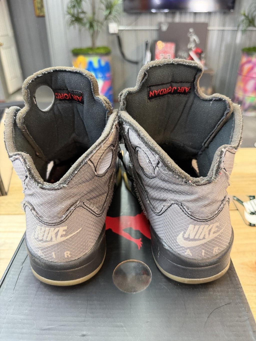 Off-White Muslin, Size 8, Pre-Owned - Jordan 5 Retro - product image from the listing.