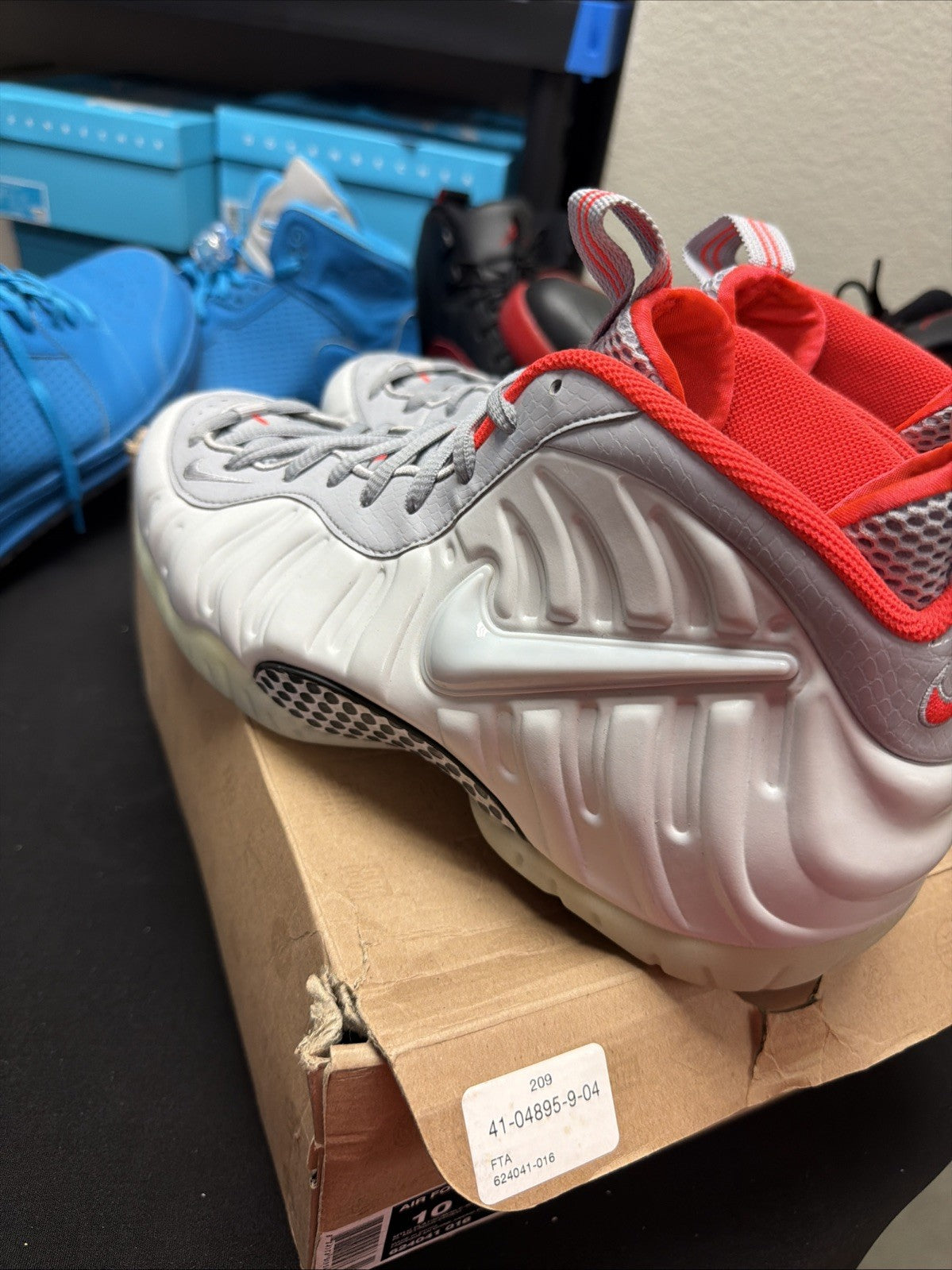 Air Foamposite Pro Pure Platinum 2016 GLOW IN DARK US. size 10 by Nike - product image from the listing.