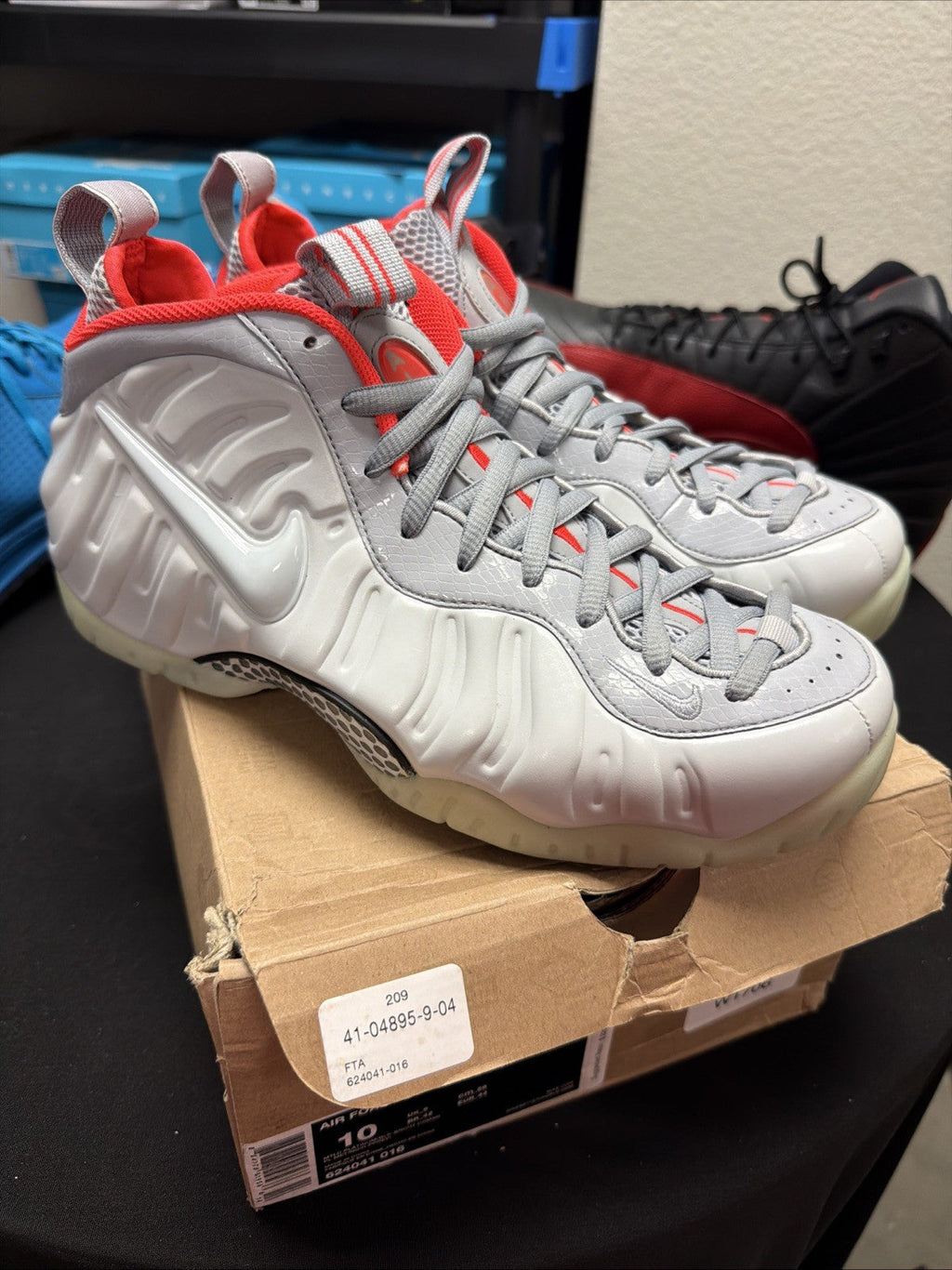 Air Foamposite Pro Pure Platinum 2016 GLOW IN DARK US. size 10 by Nike - product image from the listing.