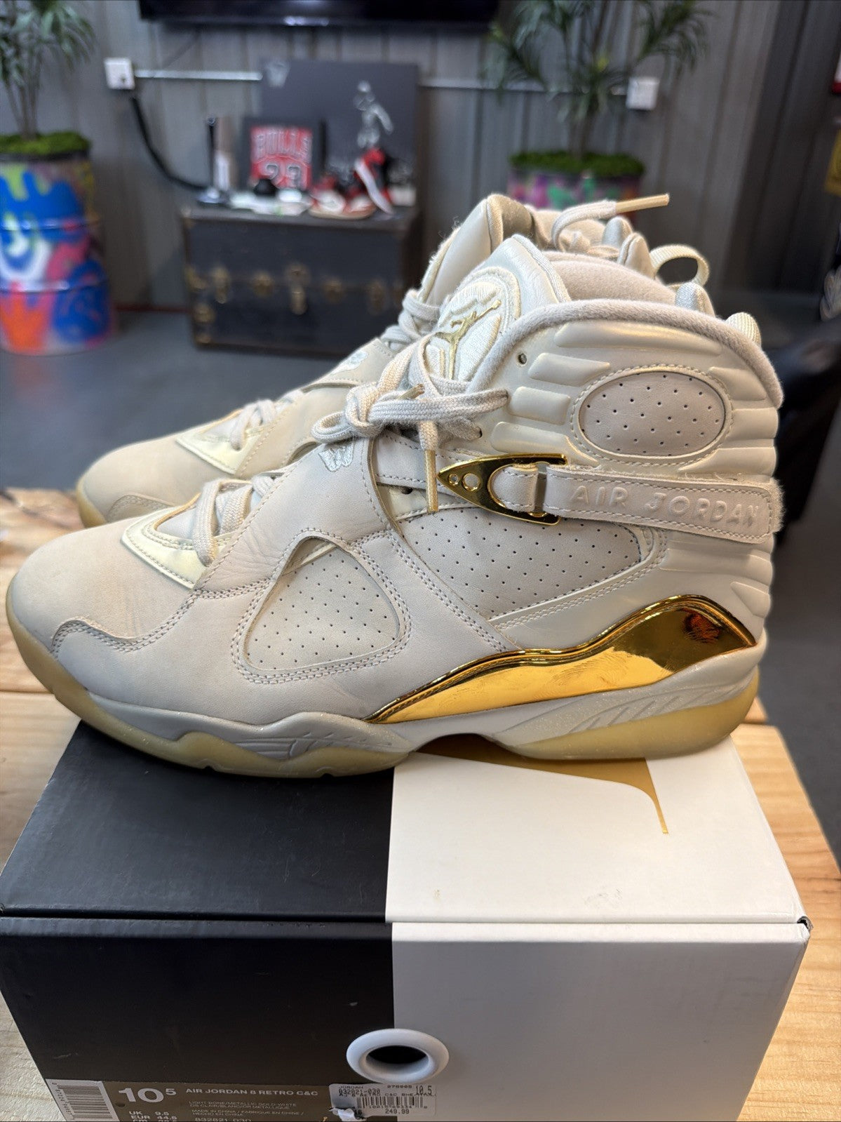 Men's Nike Air Jordan 8 Retro Size 10.5 C&C Trophy 2016 832821 030 - product image from the listing.