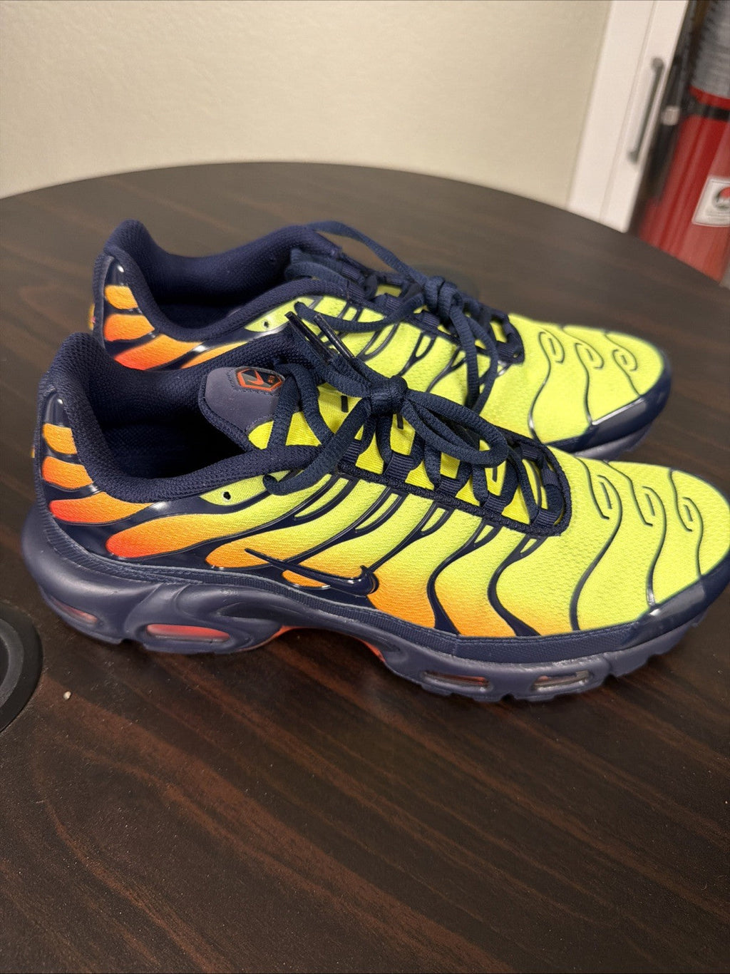 Men's Nike Air Max Plus Shoes Venom Blackened Blue DM0032-701 size 10 NEW - product image from the listing.