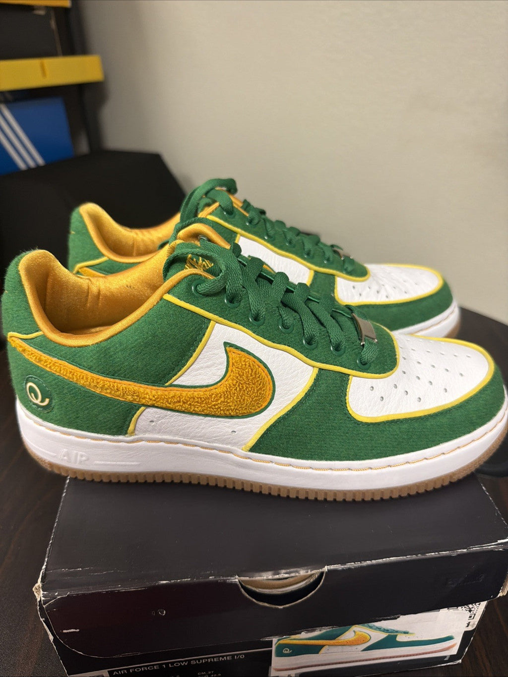 QUEENS AIR FORCE ONE *LIMITED EDITION**CLARK KENT Trainers* - product image from the listing.