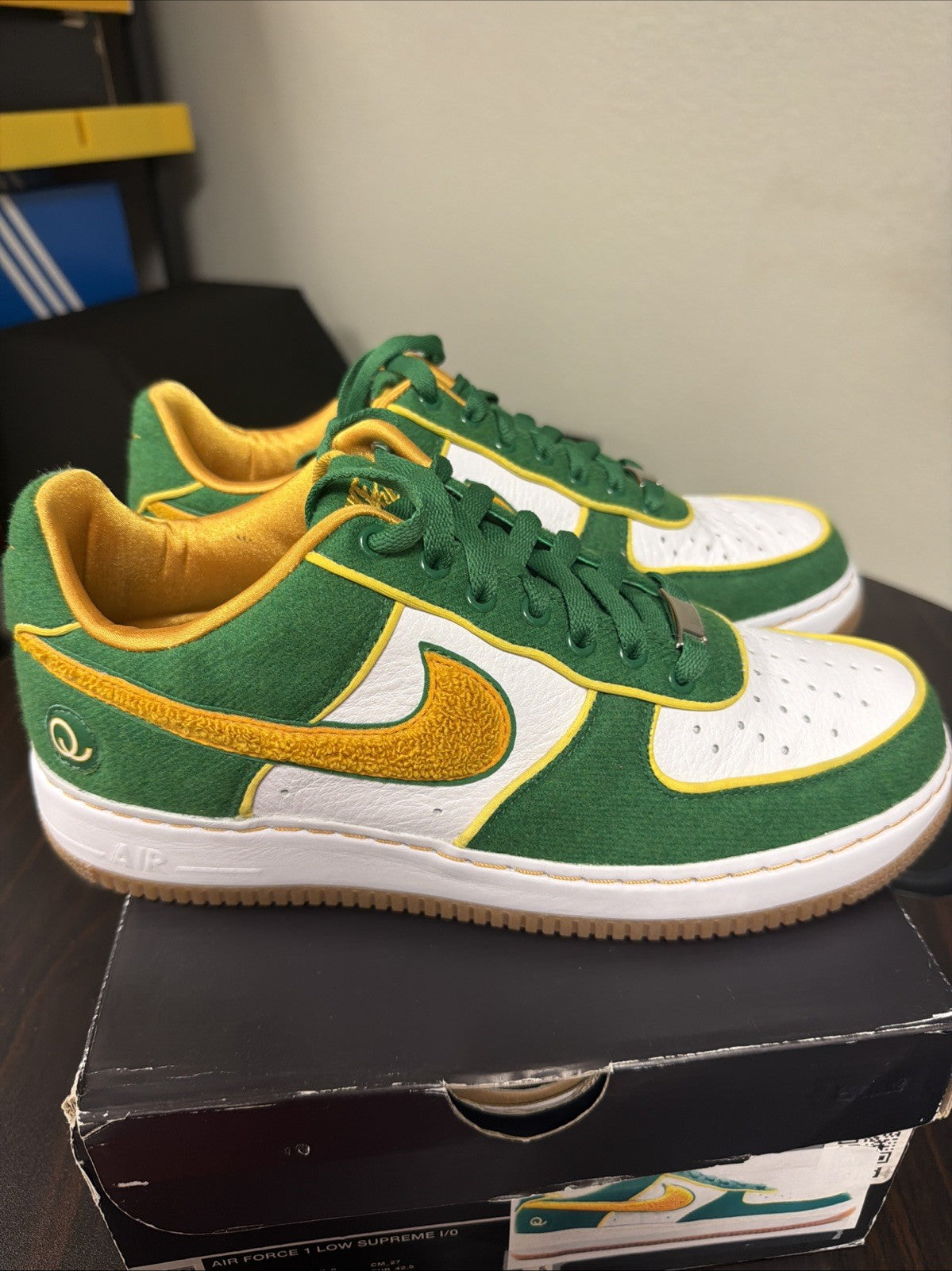 QUEENS AIR FORCE ONE *LIMITED EDITION**CLARK KENT Trainers* - product image from the listing.