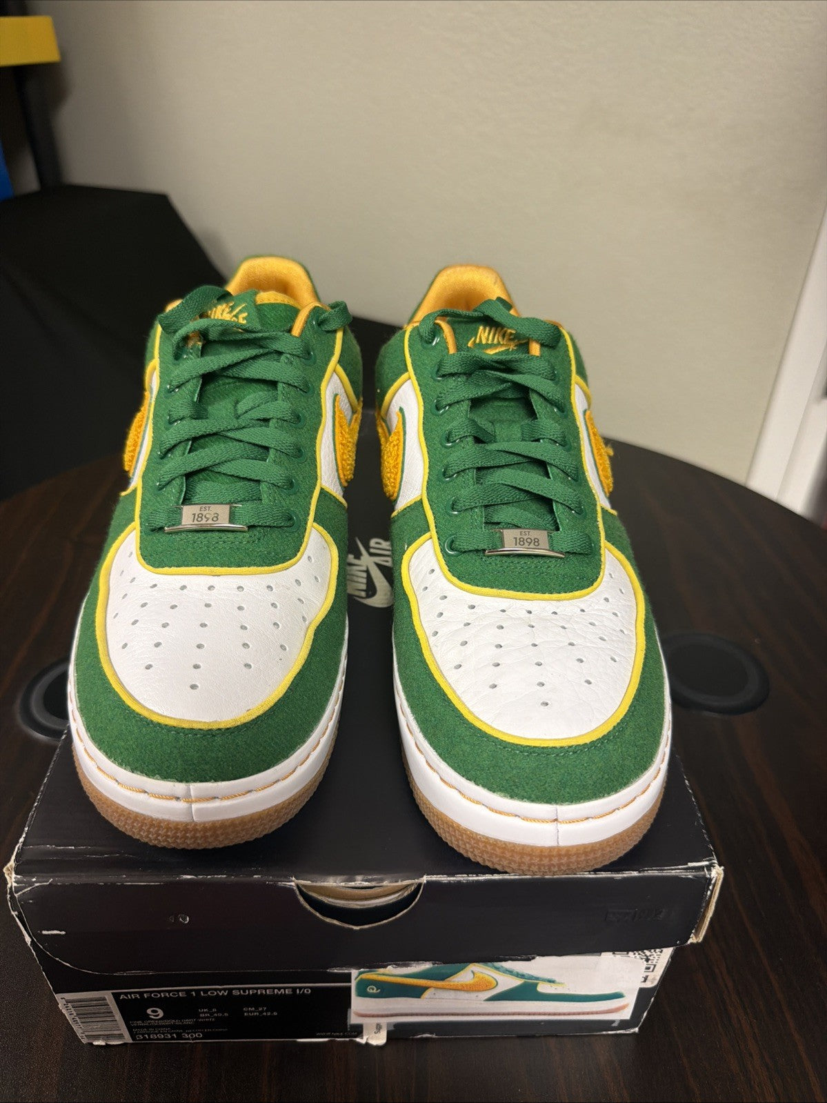 QUEENS AIR FORCE ONE *LIMITED EDITION**CLARK KENT Trainers* - product image from the listing.