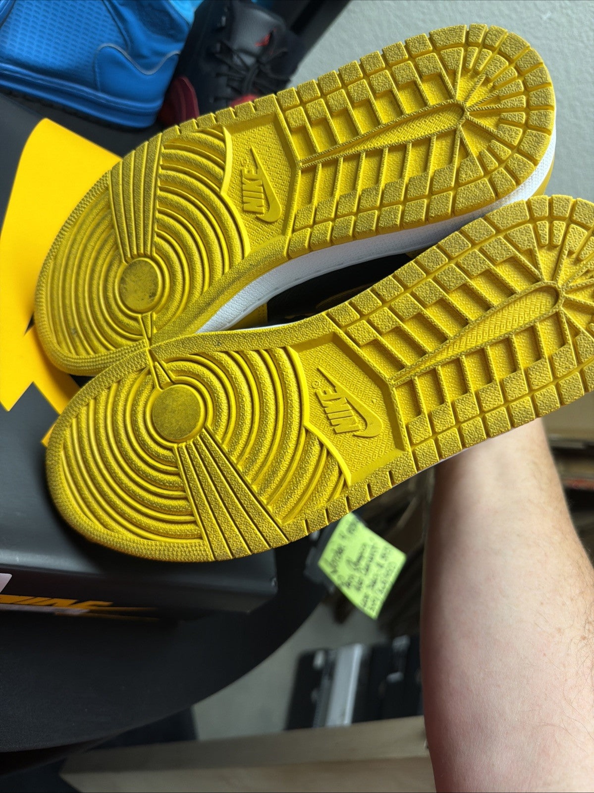 Jordan 1 Retro OG High Pollen - Size 9 - product image from the listing.
